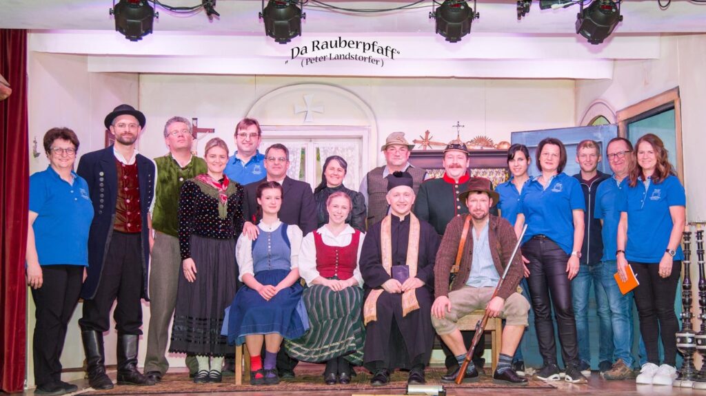 Hintere Reihe v.l.: Elfriede Kunzmann, Korbinian Thim, Peter Mayrhofer, Nina Müller, Günter Koller, Christian Fetsch, Beate Kessler, Augustin Modlmair, Philipp Karl, Marina Ansbacher, Regina Förg, Matthias Hartmann, Horst Kunzmann, Maria Müller-Berger
Vordere Reihe v.l.: Eva Rittler, Carola Berger, Stephan Karl, Stefan Bürle